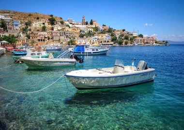 Renkli hilal evleri ile Symi adasının başkenti rahat bir koy kapsar.