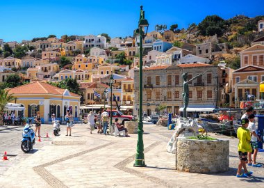 Şehir, Başpiskoposların başkentinin Rodos'tan Symi'ye devredildiği Oniki adalar üzerindeki İngiliz hakimiyeti sırasında inşa edilmiştir..