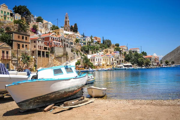 Renkli hilal evleri ile Symi adasının başkenti rahat bir koy kapsar.
