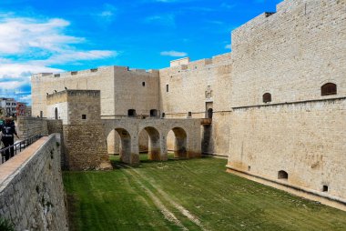 Kuru hendek üzerinden kale köprüsünün girişi bir köprü kulesi tarafından kapatıldı..