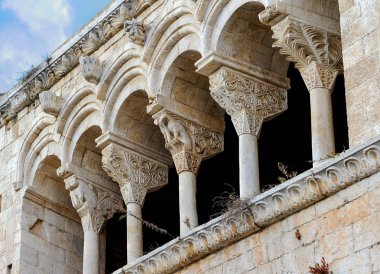 Tüm cephe boyunca uzanan zarif çarşıda tek bir tekrarlayan başkent yoktur..