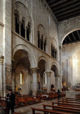 Roma İmparatorluğu döneminden kalma farklı yüksekliklerde nefs büyük kamu binaları doğal ışık ile aydınlatılmış izin verdi. Bu tür bir yapı bazilika olarak biliniyor..