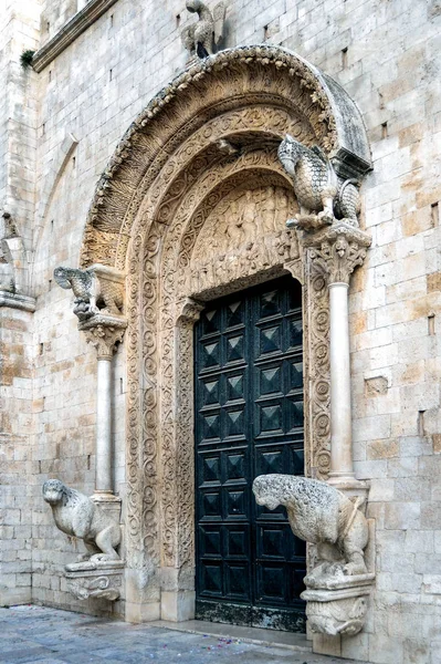 Portal Covered Carved Ornamentation Framed Thin Columns Engraved Griffins Based — Stock Photo, Image