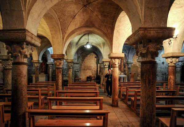 Büyük bir katedralin zindanında küçük bir alçak tapınak asil insanların ibadet ve gömme için kullanılmıştır.