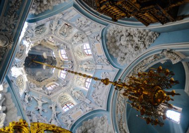 Kutsal Kitap'ın heykelsel anlatımı, ikonostasis simgelerine hapsedilen geleneksel parselleri genişletir..
