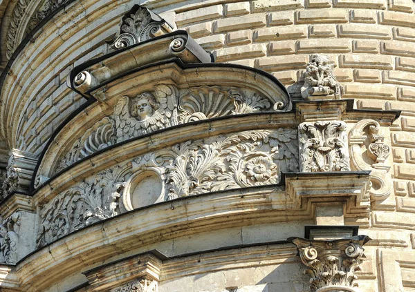 Abundancia Detalles Escultóricos Las Fachadas Iglesia Contradice Delgadez Elegancia —  Fotos de Stock