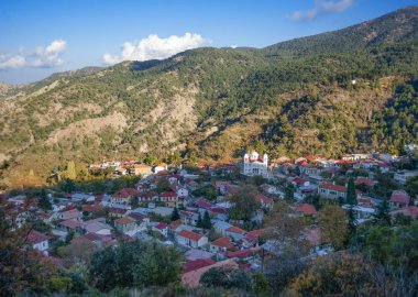 Rahat köy sadece meraklı gözlerden değil, aynı zamanda parlak Kıbrıs güneşten gizlidir.
