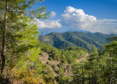 Olympus 'a uzun ve sarma yolu ile Troodoskie Dağları 'nın birçok harika panoramaları açılıyor.