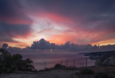 Deniz üzerinde gün batımı, özellikle hafif bulutlar, en güzel doğal olayların biridir. Gün batımı sihrin tüm aşamaları benzersiz, benzersiz gün batımı kendileri gibi.
