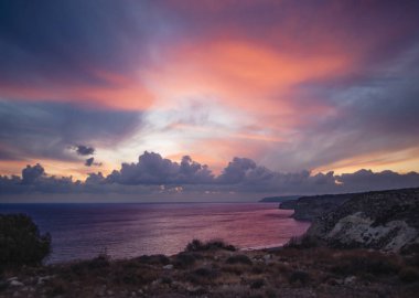 Deniz üzerinde gün batımı, özellikle hafif bulutlar, en güzel doğal olayların biridir. Gün batımı sihrin tüm aşamaları benzersiz, benzersiz gün batımı kendileri gibi.