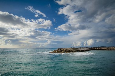 Deniz üzerinde gün batımı, özellikle hafif bulutlar, en güzel doğal olayların biridir. Gün batımı sihrin tüm aşamaları benzersiz, benzersiz gün batımı kendileri gibi.