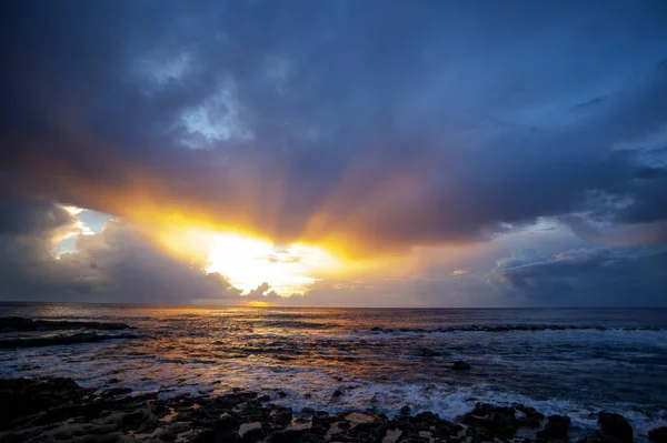 Coucher Soleil Sur Mer Particulier Dans Les Nuages Légers Est — Photo