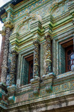 Majolica kiremitlerle dış cephede karşı karşıya kalan Teremok, 17..