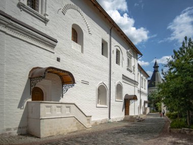 Manastır binaları Moskova'nın tipik örnekleridir ve 17. Kalın tuğla duvarlar ve küçük Pencereler düşman ve yangınlar karşı koruma olarak görev yaptı.