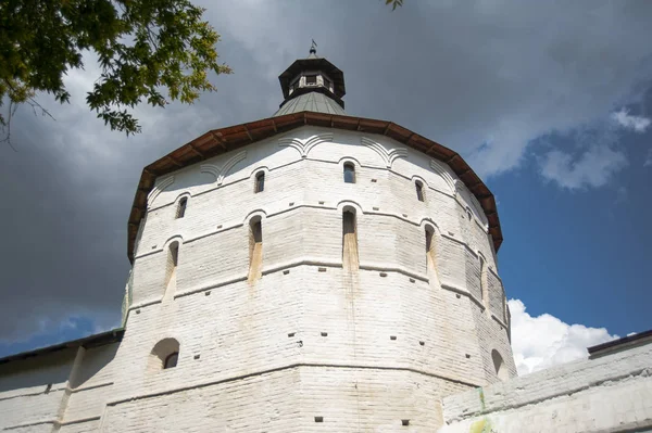 17世紀のロシアの要塞のファセットタワーは 武器のその時点で知られているすべての使用を許可しました — ストック写真