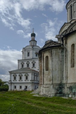 Bu bina 16. Yemekhaneye ek olarak, iki kilise daha vardır, ana Archangel Michael adamıştır.      