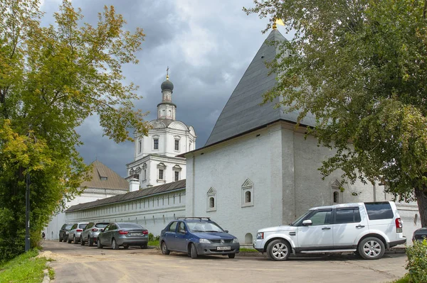 修道院に位置するロシアのアイコンの博物館は 古代ロシアの芸術の愛好家の間で非常に人気があります — ストック写真