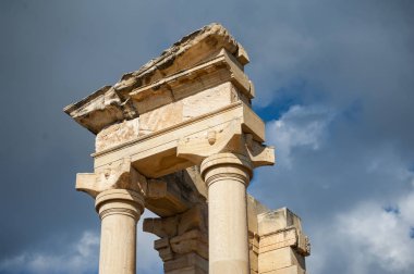 4. yüzyılda bu alanda bir deprem Apollon'un ilk tapınağı yıkıldı. Daha sonraki bir binanın kalıntıları korunmuştur..     