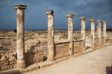 4. yüzyılda bu alanda bir deprem Apollon'un ilk tapınağı yıkıldı. Daha sonraki bir binanın kalıntıları korunmuştur..     
