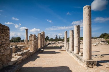 4. yüzyılda bu alanda bir deprem Apollon'un ilk tapınağı yıkıldı. Daha sonraki bir binanın kalıntıları korunmuştur..     