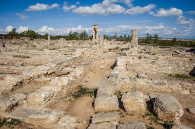 4. yüzyılda bu alanda bir deprem Apollon'un ilk tapınağı yıkıldı. Daha sonraki bir binanın kalıntıları korunmuştur..     