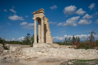 4. yüzyılda bu alanda bir deprem Apollon'un ilk tapınağı yıkıldı. Daha sonraki bir binanın kalıntıları korunmuştur..     