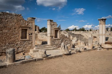 4. yüzyılda bu alanda bir deprem Apollon'un ilk tapınağı yıkıldı. Daha sonraki bir binanın kalıntıları korunmuştur..     