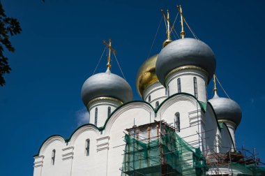 Görkemli katedral geleneksel olarak beş kubbe ile taçlandırılır. Orta altında, doğal altın ile kaplı, pencerelerin orijinal çift satır.     
