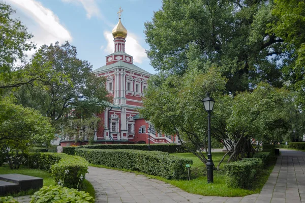 Moskova Barok tarzındaki bu kilise aslında beş zarif kubbe ile taçlandırıldı, ancak 18..    