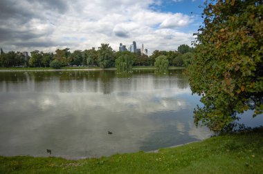 Big Novodevichy Pond sadece manastırın bir dekorasyon değil, aynı zamanda ördekler ve beyaz martılar için sessiz bir sığınak.     