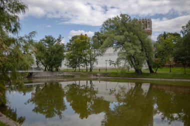 Yapraklar ağaçlardan döküldüğünde, duvarlar ve kuleler tüm görkemleriyle ortaya çıkacak.