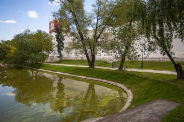 Yapraklar ağaçlardan döküldüğünde, duvarlar ve kuleler tüm görkemleriyle ortaya çıkacak..    
