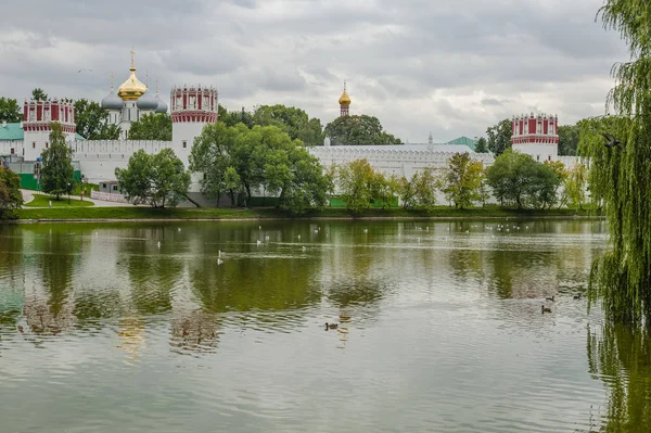Bu antik Moskova manastırlarının en güzel panoramalarından biridir..     