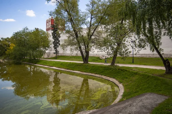 Yapraklar ağaçlardan döküldüğünde, duvarlar ve kuleler tüm görkemleriyle ortaya çıkacak..    