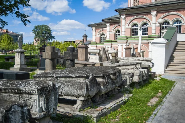 소련의 러시아 귀족의 대표뿐만 아니라 심지어 조상의 무덤을 파괴했다 묘지는 — 스톡 사진