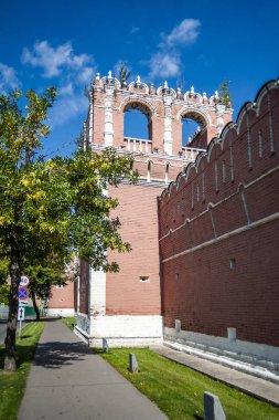 Manastırın geleneksel surları düşmanların işgalini püskürtmede yer almadı, ama zamanlarının askeri gerekliliklerine tam olarak karşılık gelirdi..    