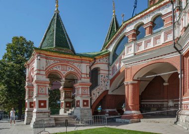 Moskova'daki Aziz Basil Katedrali Kazan Hanlığı'na karşı kazanılan zafer onuruna 1555-1561 yılında inşa edilmiştir. Başlangıçta tapınak, Intercession Kilisesi'ni çevreleyen sütun şeklindeki 8 kiliseden oluşuyordu..      