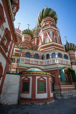 Moskova'daki Aziz Basil Katedrali Kazan Hanlığı'na karşı kazanılan zafer onuruna 1555-1561 yılında inşa edilmiştir. Başlangıçta tapınak, Intercession Kilisesi'ni çevreleyen sütun şeklindeki 8 kiliseden oluşuyordu..      