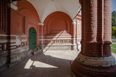 Moskova'daki Aziz Basil Katedrali Kazan Hanlığı'na karşı kazanılan zafer onuruna 1555-1561 yılında inşa edilmiştir. Başlangıçta tapınak, Intercession Kilisesi'ni çevreleyen sütun şeklindeki 8 kiliseden oluşuyordu..      