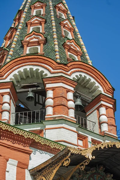 Moskova'daki Aziz Basil Katedrali Kazan Hanlığı'na karşı kazanılan zafer onuruna 1555-1561 yılında inşa edilmiştir. Başlangıçta tapınak, Intercession Kilisesi'ni çevreleyen sütun şeklindeki 8 kiliseden oluşuyordu..      