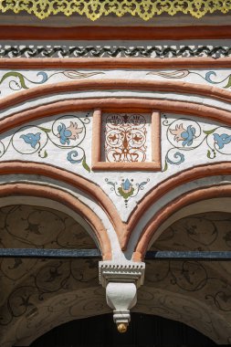 İçerideki ve dışarıdaki tüm katedral renkli çiçek süsleri ile boyanmıştır. Onların sıradışı şekiller ve bu süsleme için, birçok araştırmacı çiçek büyülü bir buket denir.     