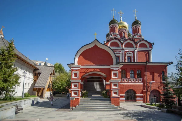 수도원은 로마노프 보이어스의 재산을 기반으로하고 로마노프 유물의 이름을 하나님의 어머니의 — 스톡 사진