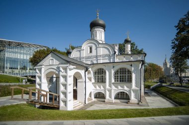 Moskova'nın en eski ortak kiliselerinden birinin taş binası 16. Daha önce, ahşap bir kilise bu sitede durdu.     