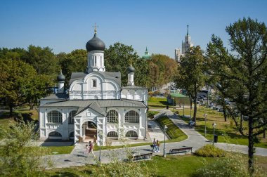 Moskova'nın en eski ortak kiliselerinden birinin taş binası 16. Daha önce, ahşap bir kilise bu sitede durdu.     