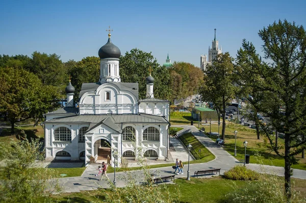 Moskova'nın en eski ortak kiliselerinden birinin taş binası 16. Daha önce, ahşap bir kilise bu sitede durdu.     