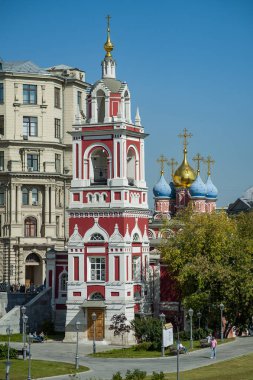 Beş kubbeli Aziz George'un kilisesi 1658 yılında inşa edilmiştir. 1818'de, bir yemekhane ve sözde Gotik tarzda bir çan kulesi eklenmiştir..     