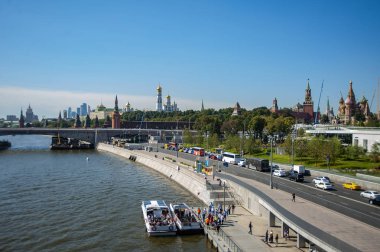 Moskova Kremlin'in panoraması her zaman genel ilgi çekmiştir. Nehrin üzerinde gezinen yeni bir yaya köprüsü bakış açısısayısını artırdı.     