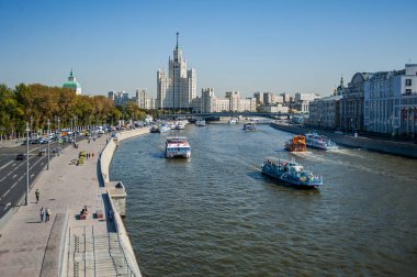 Moskova Nehri'nin Kremlin'e karşı tarafında yüksek bir kule altında bir bina duruyor. Bu tür görkemli binaların halkası Moskova'nın merkezini kaplar..      