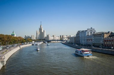 Moskova Nehri'nin Kremlin'e karşı tarafında yüksek bir kule altında bir bina duruyor. Bu tür görkemli binaların halkası Moskova'nın merkezini kaplar..      