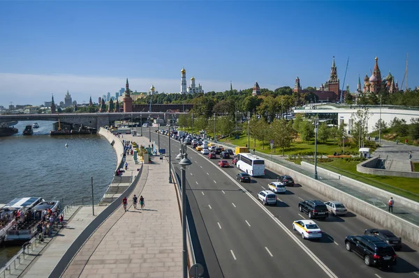 莫斯科克里姆林宫的全景一直吸引着人们的普遍关注 一座新的人行天桥在河上盘旋 增加了观景台的数量 — 图库照片
